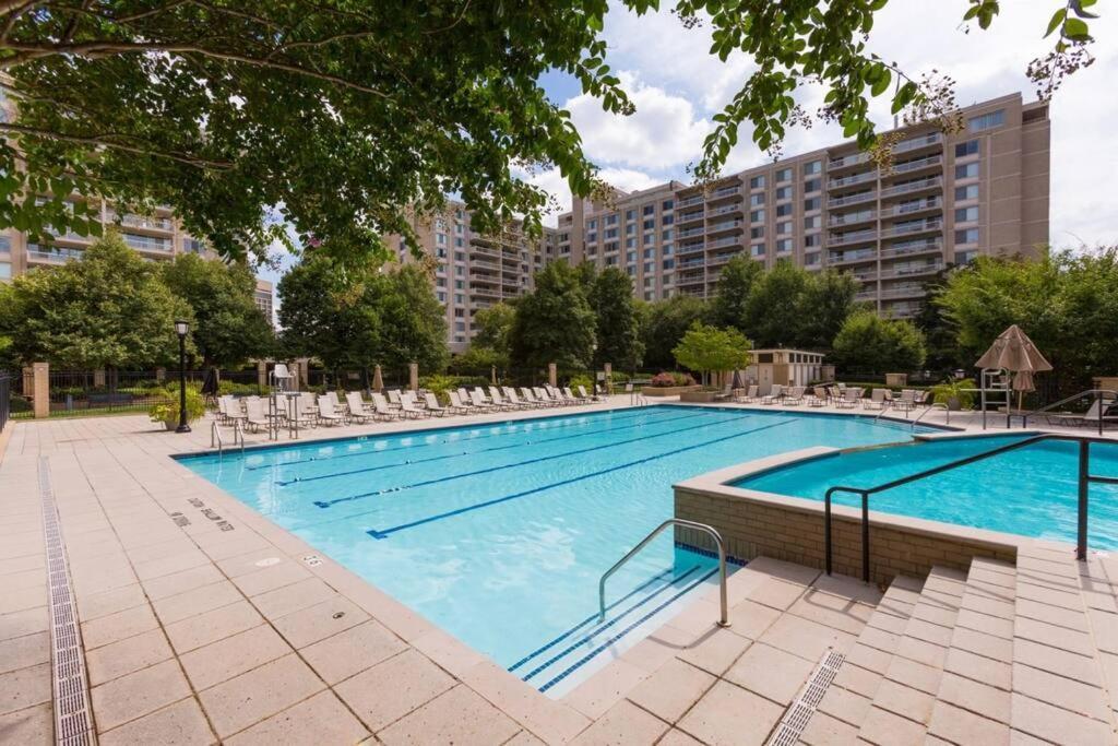 Awesome 1 Bedroom Apt + Den At Crystal City With Gym Арлінгтон Екстер'єр фото